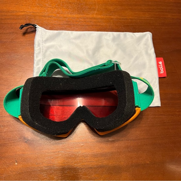 Rose tint bolle ski goggles - Picture 2 of 2